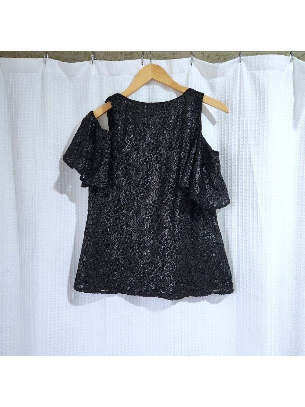 Le Chateau Womens Size Small Black Floral Lace Cold Shoulder Flutter Top NWT - Picture 3 of 12